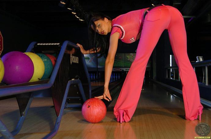 Вероника Земанова играет в боулинге голышом, у нее красивое, сексуальное тело, ей нечего стыдиться