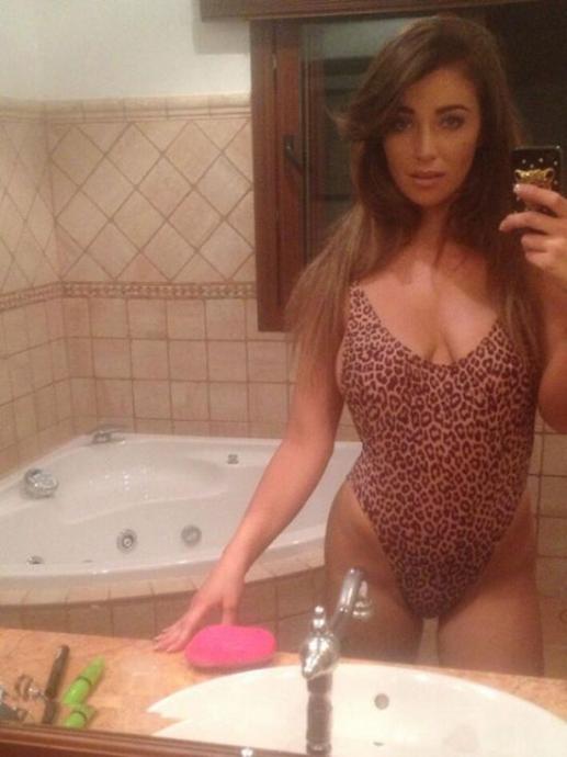 Сексуальные девушки в закрытых купальниках