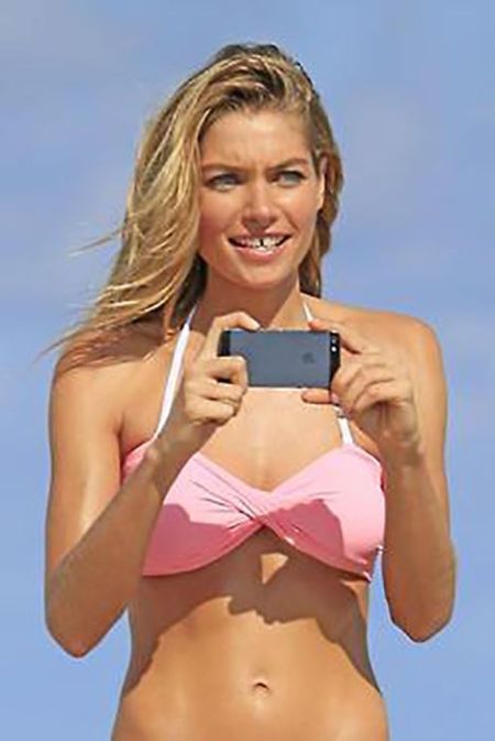 Привлекательные девушки в бикини