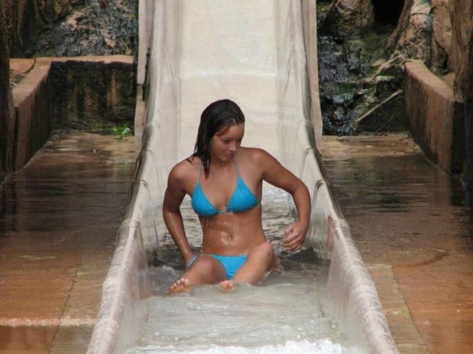 Как девушки развлекаются в аквапарках