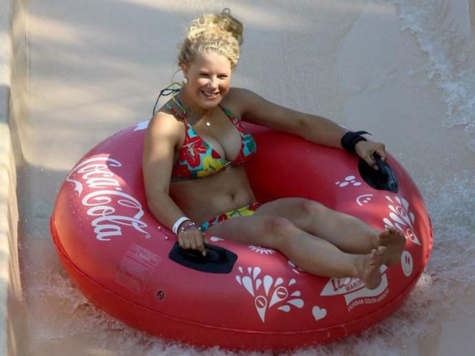 Как девушки развлекаются в аквапарках