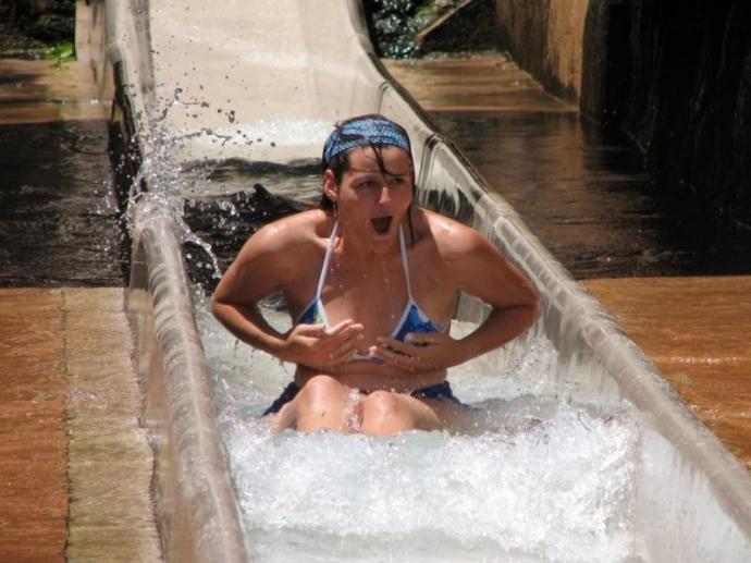 Как девушки развлекаются в аквапарках