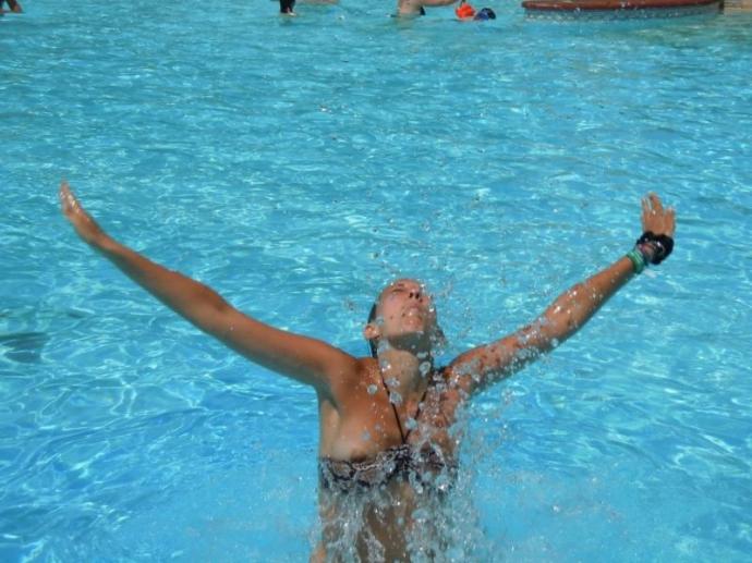 Как девушки развлекаются в аквапарках