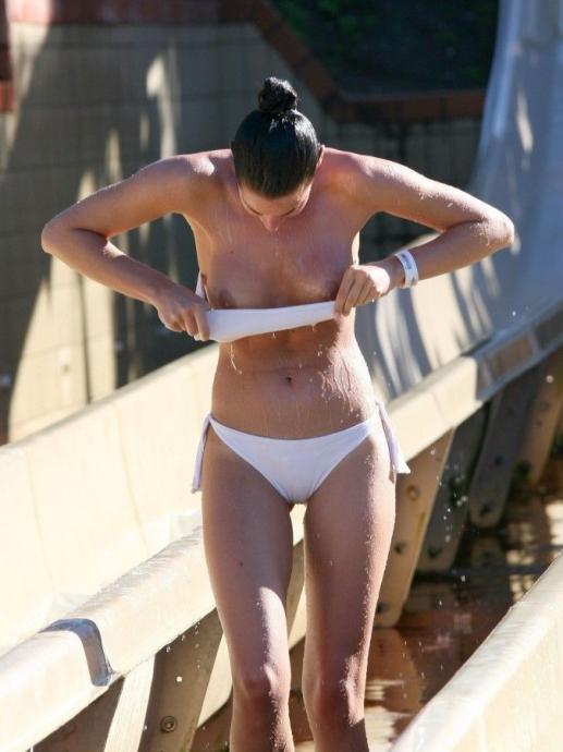 Как девушки развлекаются в аквапарках