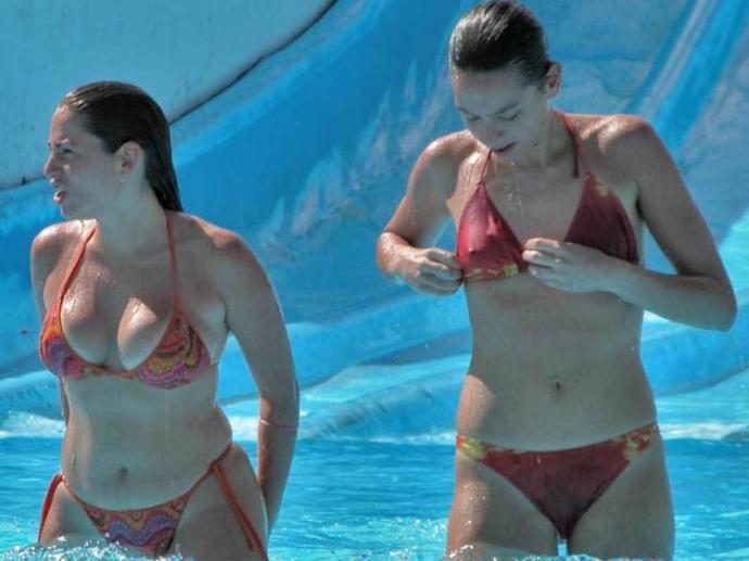 Как девушки развлекаются в аквапарках