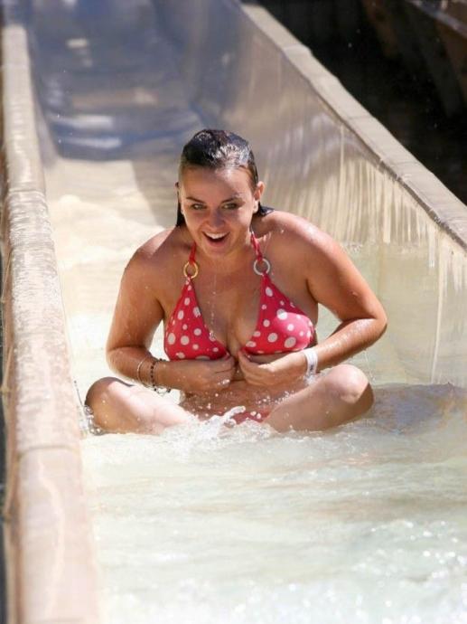 Как девушки развлекаются в аквапарках