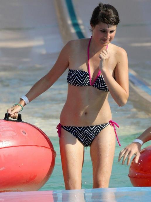 Как девушки развлекаются в аквапарках