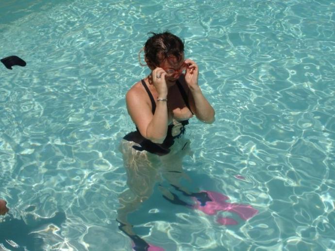 Как девушки развлекаются в аквапарках