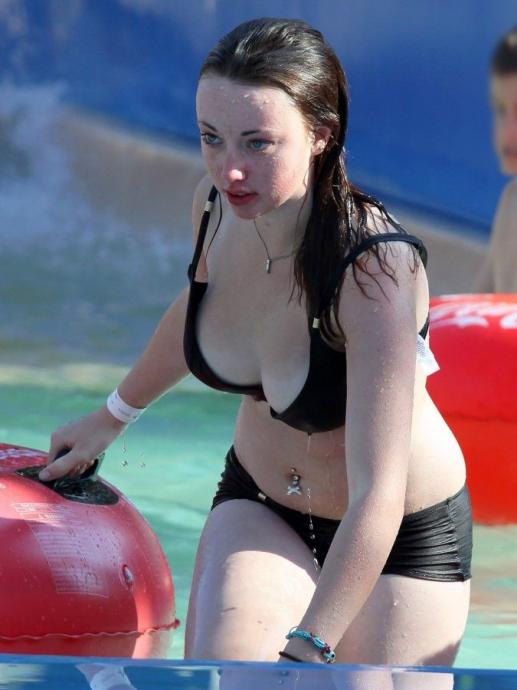 Как девушки развлекаются в аквапарках