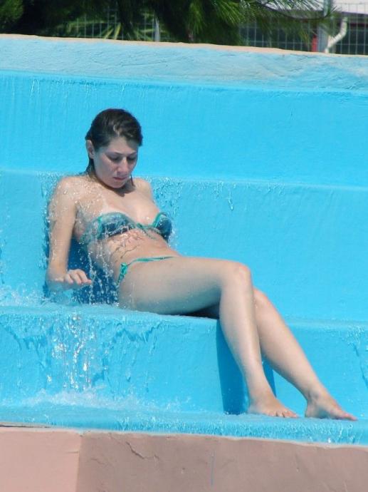 Как девушки развлекаются в аквапарках