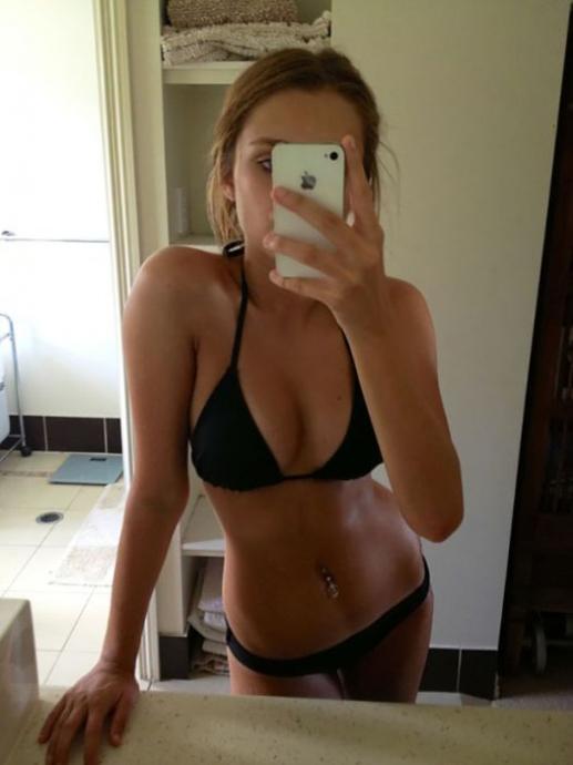 Привлекательные девушки в бикини