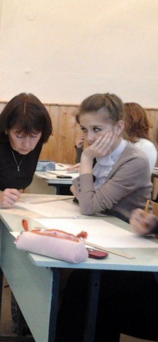 Учительница объясняет школьнице задание