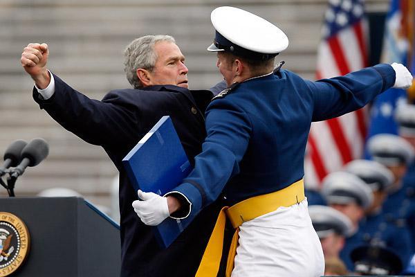 Джордж Буш на церемонии академии ВВС США