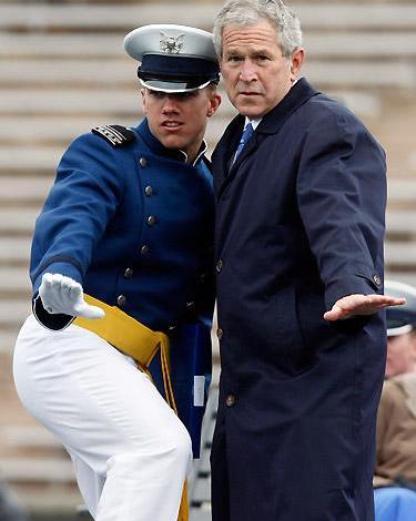 Джордж Буш на церемонии академии ВВС США