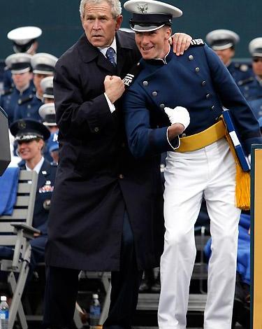 Джордж Буш на церемонии академии ВВС США