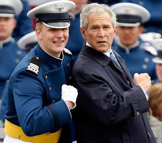 Джордж Буш на церемонии академии ВВС США