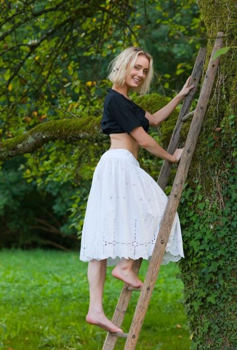 Полезла по лестнице и юбка упала