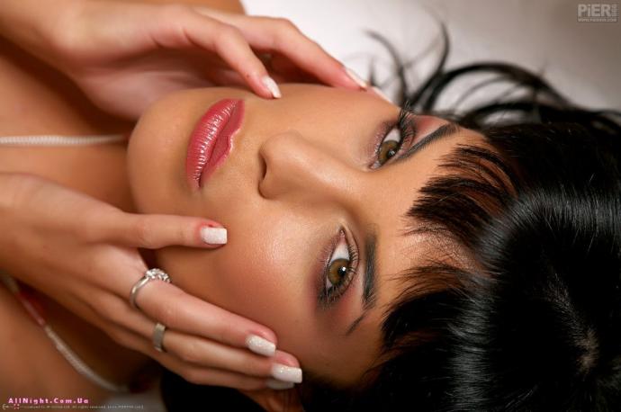 Nella погрузилась в маленькую ванночку для эротики