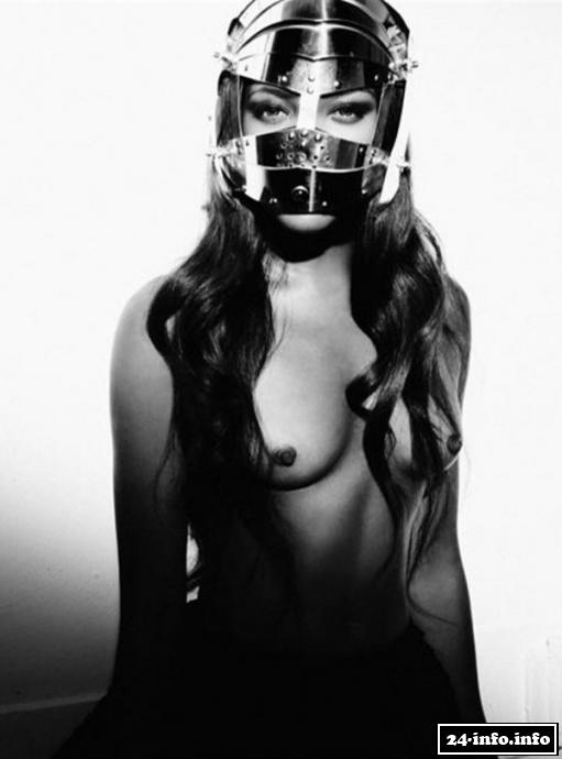 Голая звезда Наоми Кэмпбелл