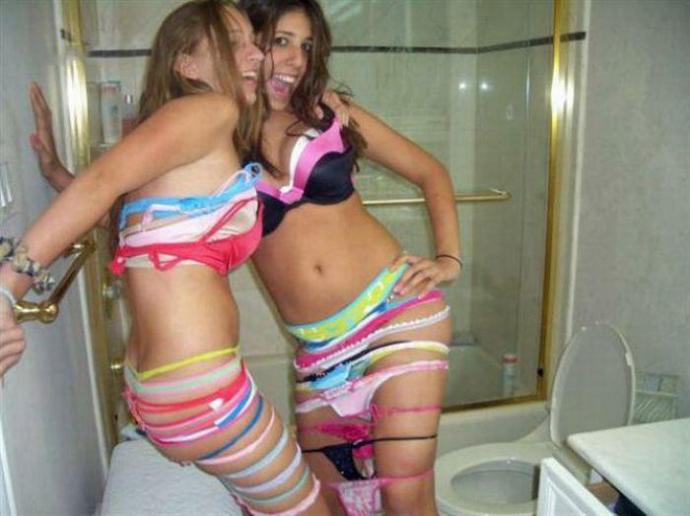 Девушка ссыт сама себе в рот - Эроприколы