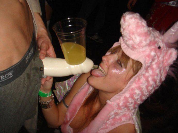 Девушка ссыт сама себе в рот - Эроприколы