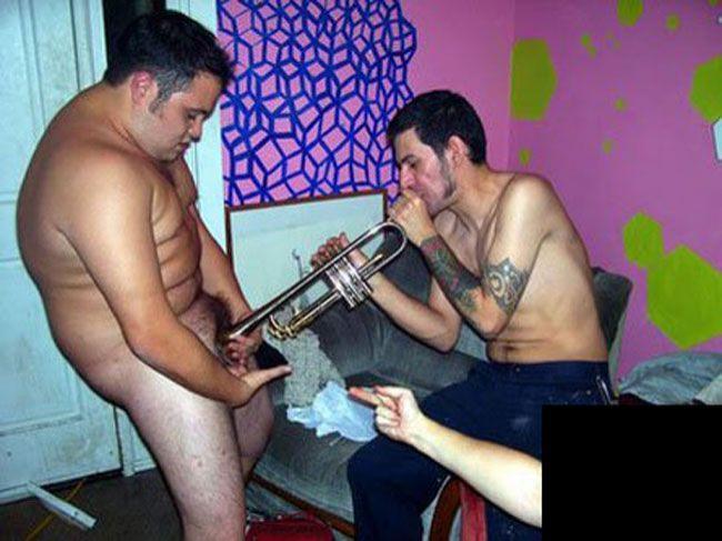 Девушка ссыт сама себе в рот - Эроприколы