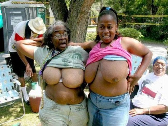 Бабуля показала большие титьки - Эроприколы