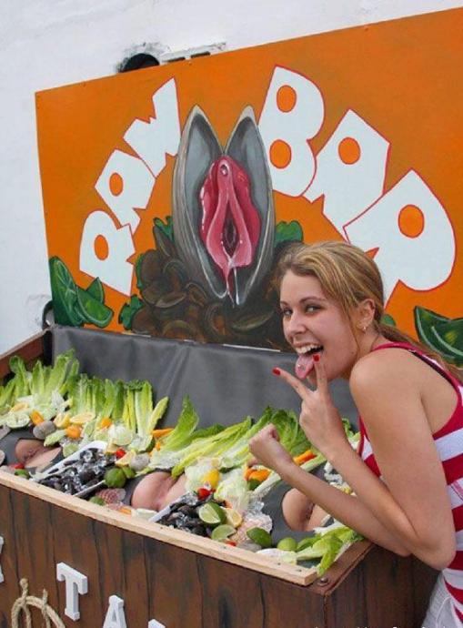 Девушка взяла в рот по самые помидоры - Эроприколы