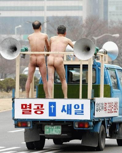 Голые мужики едут на машине - Эроприколы