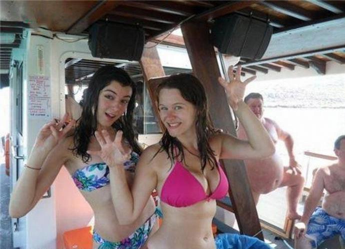 Голые мужики едут на машине - Эроприколы