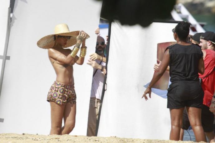 Рианна посветила грудью во время фотосессии Рианна посветила грудью во время фотосессии