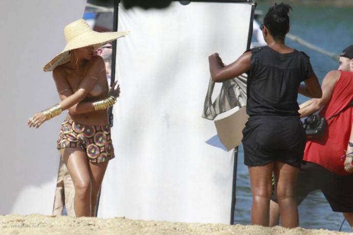 Рианна посветила грудью во время фотосессии Рианна посветила грудью во время фотосессии