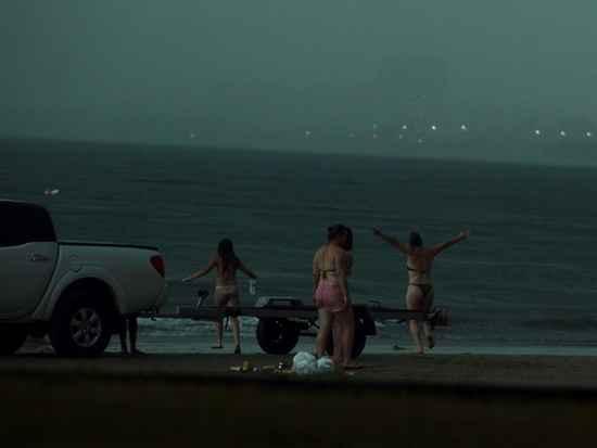 Бразильские девушки пошли купаться в грозу