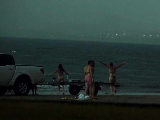 Бразильские девушки пошли купаться в грозу Бразильские девушки пошли купаться в грозу