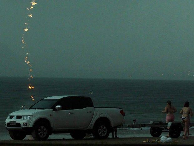 Бразильские девушки пошли купаться в грозу Бразильские девушки пошли купаться в грозу