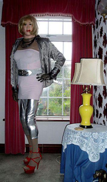 Силиконовый костюм женщины, популярный среди европейских извращенцев Силиконовый костюм женщины, популярный среди европейских извращенцев