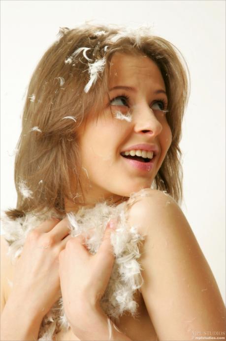 Худышка голышом покрутилась в куче с перьями