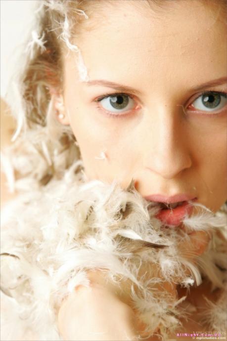 Худышка голышом покрутилась в куче с перьями