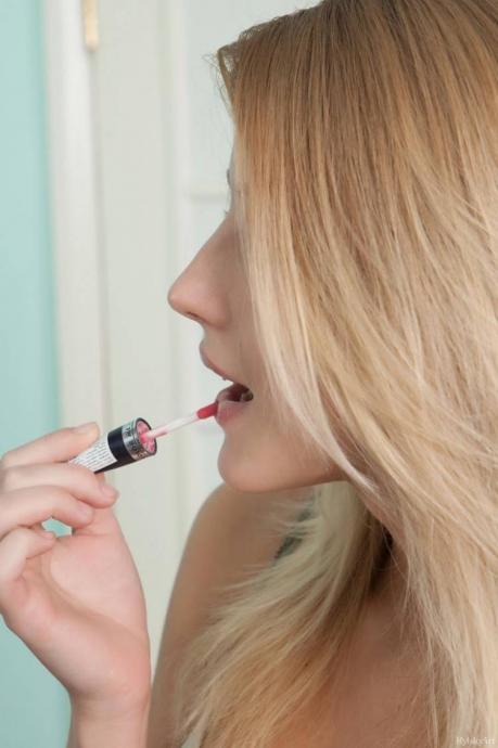 Красавица готовится к выходу на работу