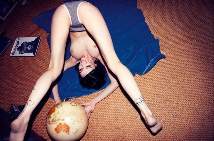 Девушка вверх жопой - Эроприколы