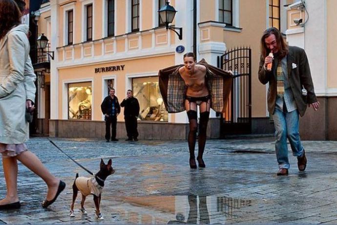 Собака увидела голую на улице и ахренела - Эроприколы