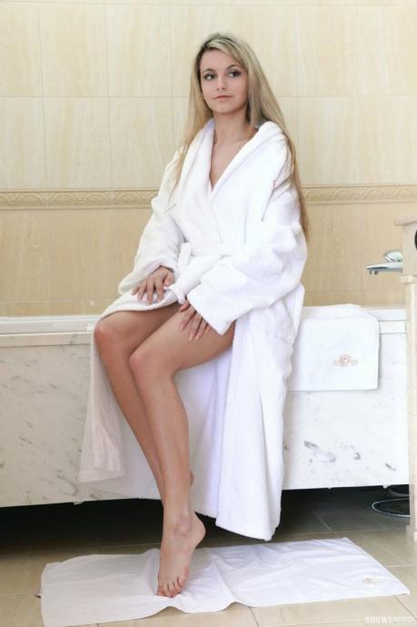 Голая тёлка с большими шарами