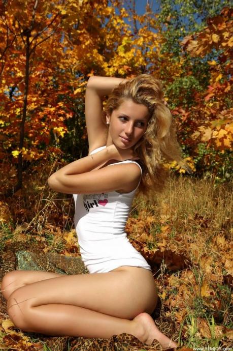 Красивая блядь в осеннем парке Красивая блядь в осеннем парке