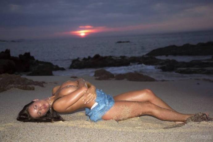 Загорелая сисястая красотка на пляже Загорелая сисястая красотка на пляже