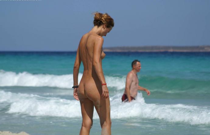 Зрелую мамочку засняли на пляже Зрелую мамочку засняли на пляже