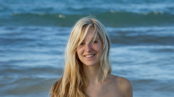 Худощавая пизденка на побережье