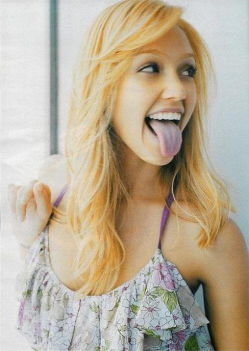 Секси Знаменитости показывают язык (красивые фото)