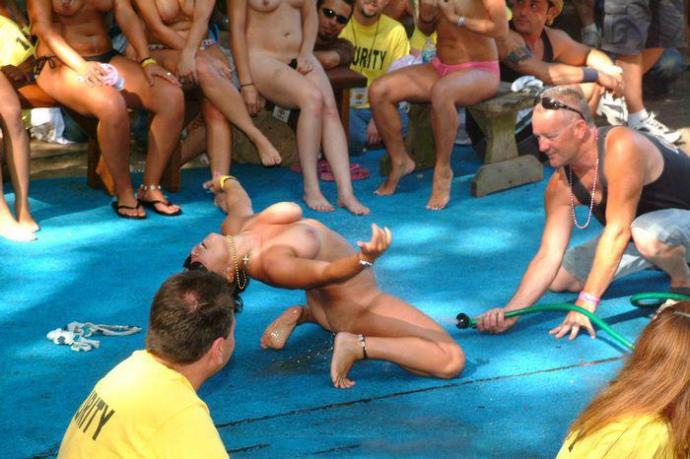 Короткий писюн у стриптизера - Эроприколы