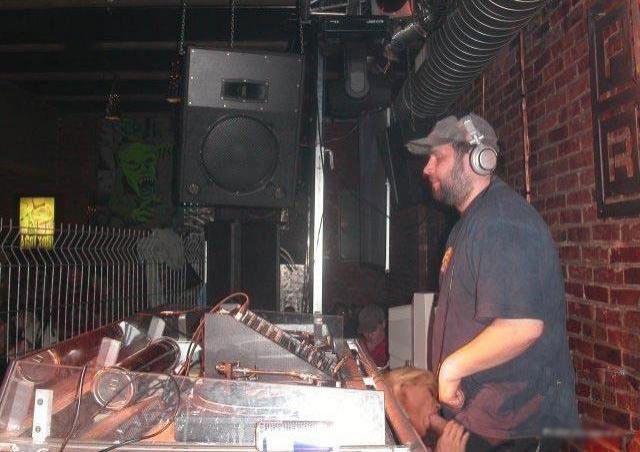 Фанатка сосет у диджея прям на дискотеке - Эроприколы