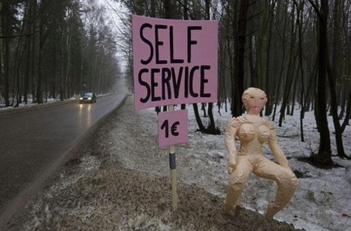 Фанатка сосет у диджея прям на дискотеке - Эроприколы